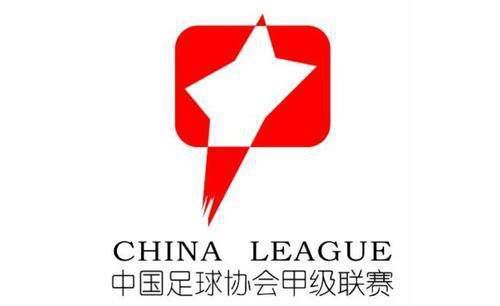 开场前，她在古巨基的搀扶下入座，并微笑和大家打招呼。