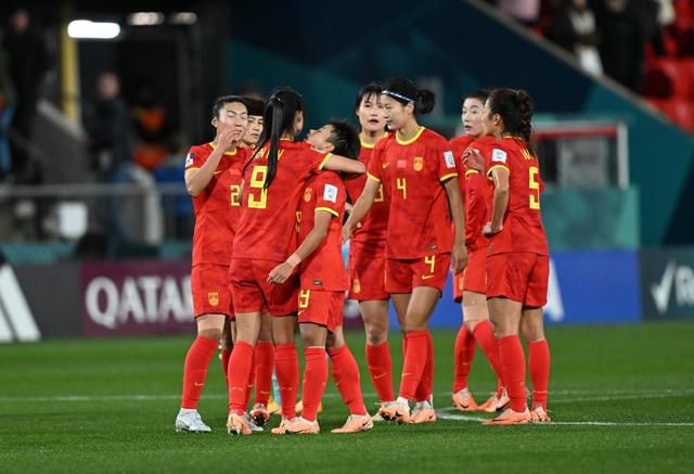 孙菲菲深V衣性感豪放，此外卡莉·克劳斯、妮可拉·佩尔茨等也现身。