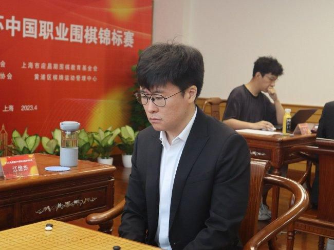 片中，印度男神沙鲁克·汗不仅亮出结实匀称、令人喷血的性感身材，还与大吨位壮汉一对一过招，上演凌空一击的功夫绝技。