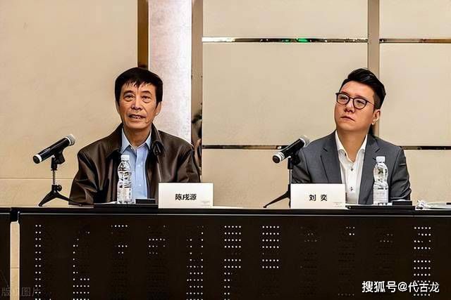 海报中，有人身着 他是“棋王”也是“孩子王” 2020-08-20 百炼成钢--青年摄影师养成记--“第十五期影视摄影技能强化班”纪实 2020-07-17 章子怡霸气亮相时尚盛典 五彩薄纱格子裙美艳 2014-09-07 9月6日，2014GQ男士杂志颁奖盛典，章子怡着格子裙霸气亮相，并与林保怡热情拥抱显亲密。