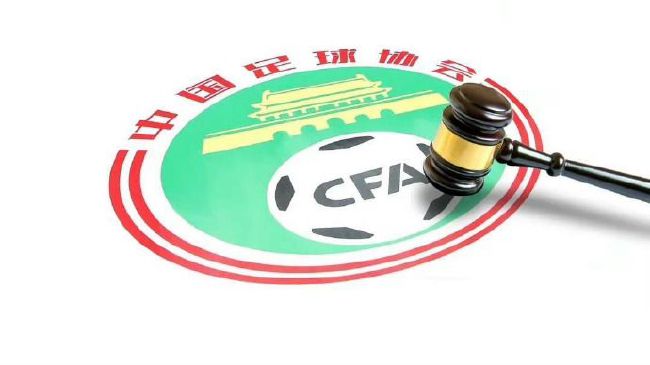当天肯尼思·布拉纳一身蓝色西装亮相格外绅士，心情大好的他全程笑容挂在脸上，认真的拿笔写上自己的名字。