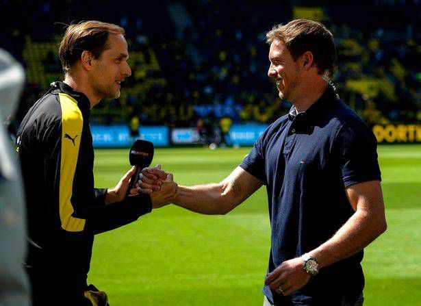 剧照中，乔治·克鲁尼饰演的主角一袭白色西装亮相，不难看出他饰演了一位享誉世界的名人。