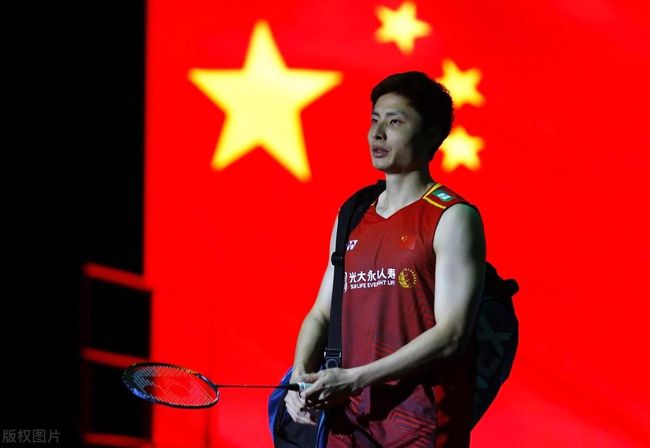 导演说我应该大声的喊同胞们、姐妹们，我说导演这是不是他在这深沉的说着同胞们姐妹们。