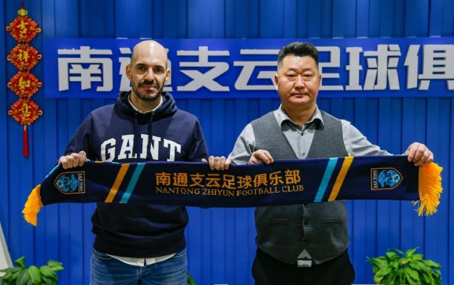 | (2/9) 组图：18岁苏瑞陷热恋情不自禁街边热吻 男友酷似甜茶！