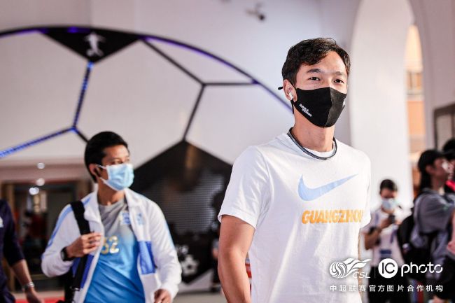 新婚燕尔张伦硕和钟丽缇以情侣黑皮衣亮相红毯，更是多次热吻，上演虐狗大戏。