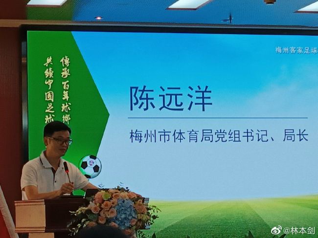 杰西卡·阿尔芭 《潜伏者》首映克鲁格红纱裙秀美背 携