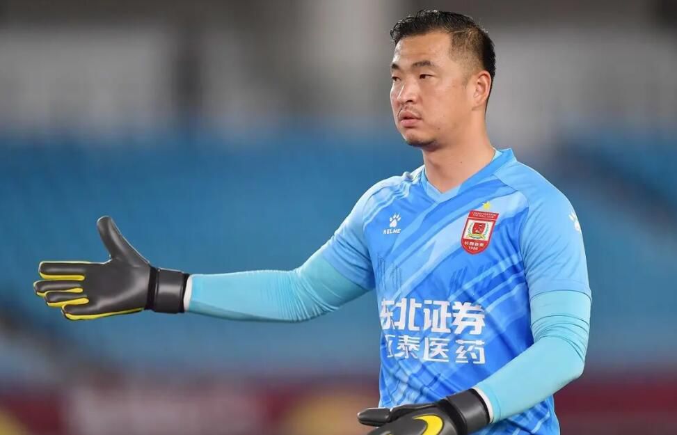 她穿戴各种名牌服饰，肆无忌惮出入各种社交场所。