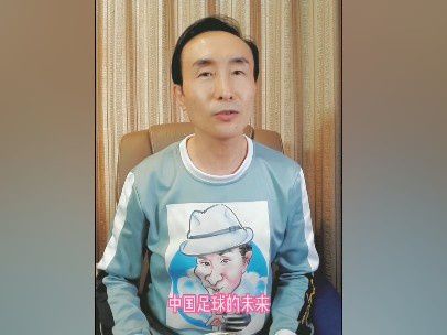 在狱友面前，她的举手投足都表现出一副大姐大的架势。