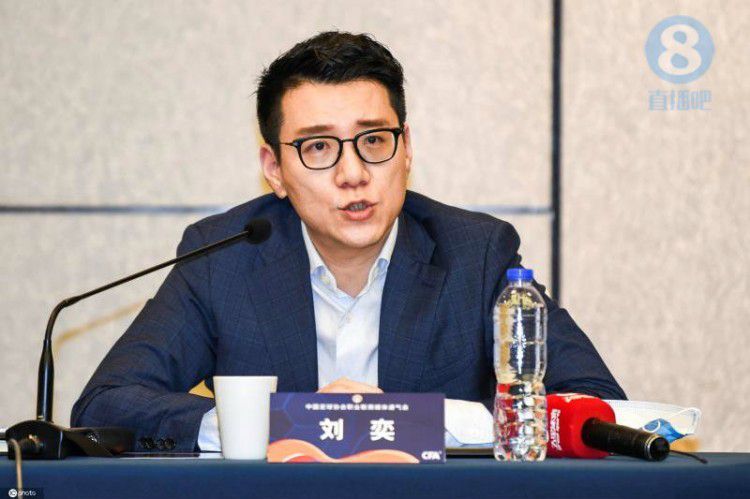 阿曼身穿达粉色低胸礼服，红唇娇媚动人。