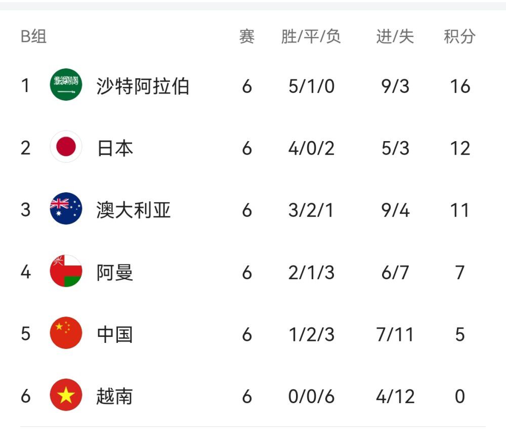 路透照中，张蓝心穿着灰色背心，头上裹着纱布，不仅身上挂着血迹，头上的纱布也透了出来。