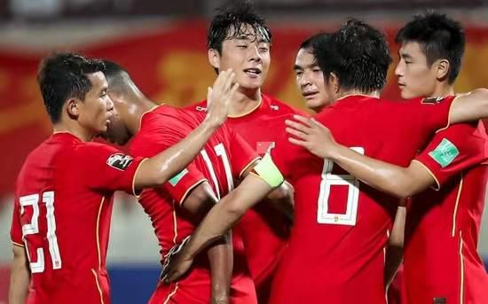 影片由何念执导，庄达菲、陈昊宇、王皓领衔主演，毕雯珺特邀主演，贾冰特别主演，牛莉特邀出演 《我才不要和你做朋友呢》曝MV 庄达菲元气开唱 2024-06-05 近日，电影《我才不要和你做朋友呢》发布欢唱推广曲《初恋》MV，“破铜烂铁小队”活力集结，庄达菲、陈昊宇、王皓、毕雯珺集体穿越回1999年，元气唱跳活力四射，开启一场欢笑肆意的复古狂欢之旅。