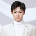 这种凝练对演员的表演也有较高要求——既要含蓄，又要情绪强烈。