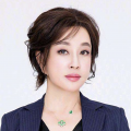 当天，成龙身穿一身中式西装亮相，虽然头发已经花白，但精气神儿十足。