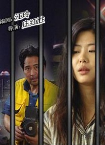 而朱莉和孩子们亲密度过闲暇时光，场面温馨快乐。