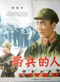 特写的方式出现，她的墨镜上反射出了“男友弗兰肯斯坦”，她的红唇，也光彩照人。