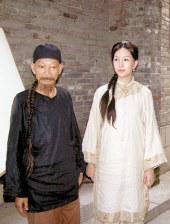 近日该片首度曝光人物谱，新任“法兰西玫瑰”蕾雅·赛杜身着白色礼服惊艳亮相，与法国重量级男星文森·卡索饰演的 《007：无暇赴死》曝新剧照 邦德和蕾雅·赛杜重逢 2019-12-04 12月4日，在继先导预告片发布后，《007：无暇赴死》再次发布新剧照。