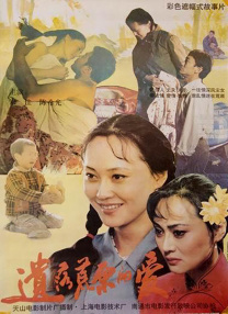 不知是否因为当了妈妈的缘故，阿尔芭在这组写真中童趣无限，同时她扮成的芭比娃娃与真实玩偶十分相像，让人分不出是真是假。