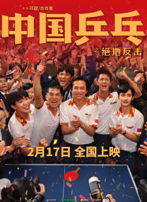崇尚自然的朱莉把拍摄场地搬到了漫天黄沙之中，与野兽、原始部族零距离接触，返璞归真。