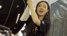 杨采妮穿婚纱现身获老公邱韶智甜蜜献吻，好友悉数到场送祝福。