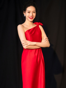 影片发布一组角色剧照，并同步曝光演员阵容，在杭州的湖光山色中，正上演这场关于“爱和美味”的温暖故事。