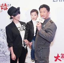 图为：乌贝托·帕索里尼凭借《继续活着》获地平线单元最佳导演奖 《风之城》威尼斯举行发布会 已获地平线单元提名 2023-08-31 威尼斯时间8月31日，第80届威尼斯电影节地平线单元提名影片《风之城》发布会举行。